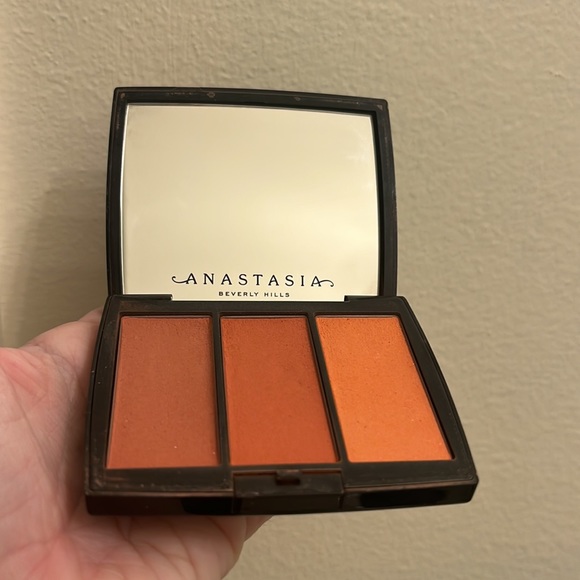 Anastasia blush trio in PEACHY LOVE - Picture 2 of 5